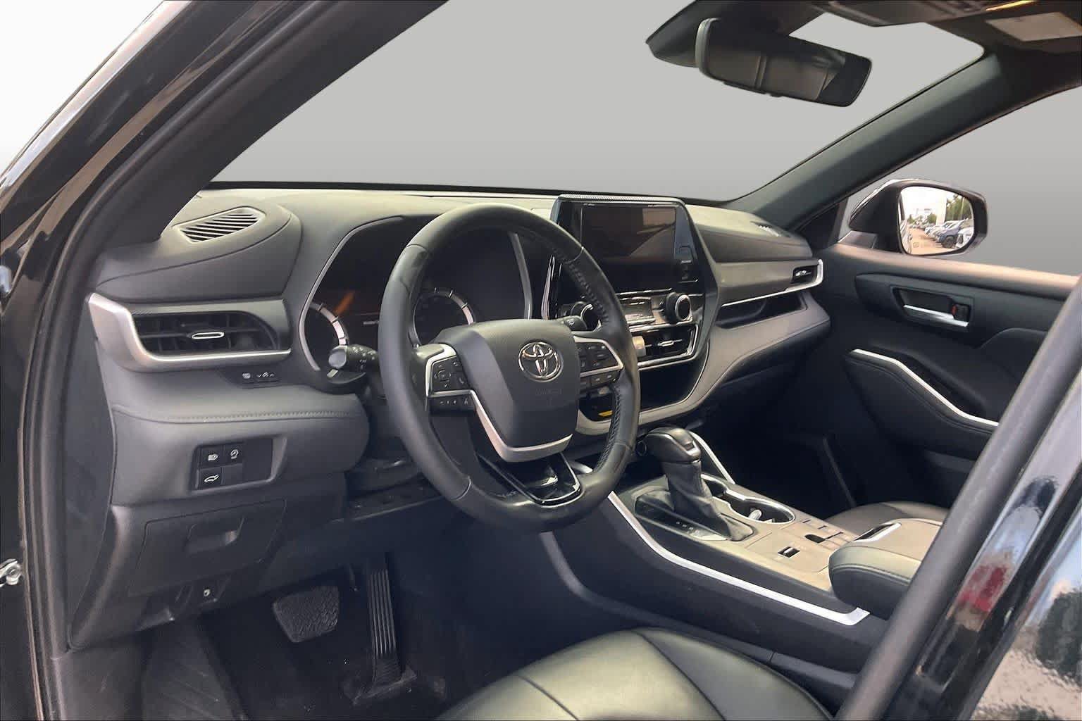 Used 2023 Toyota Highlander XSE FWD image 18