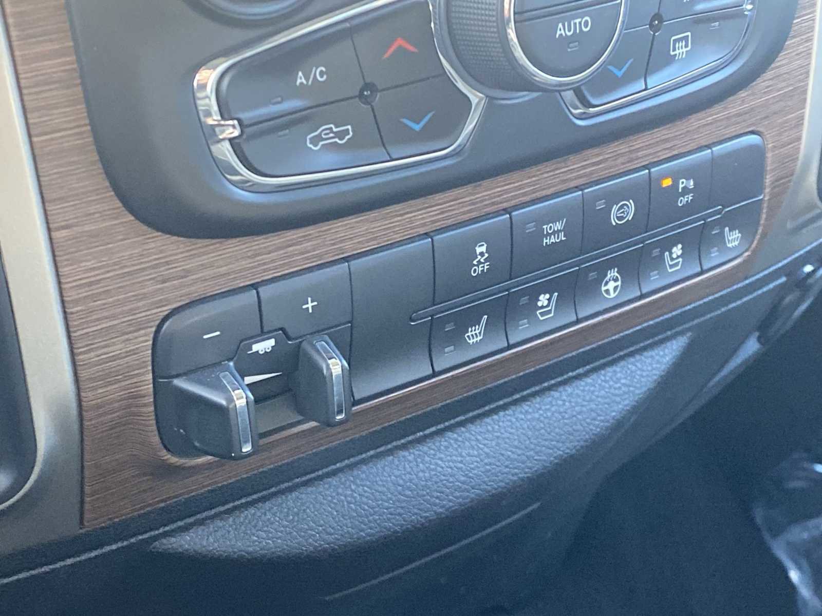 Used 2014 RAM 3500 Laramie w/ Convenience Group image 30