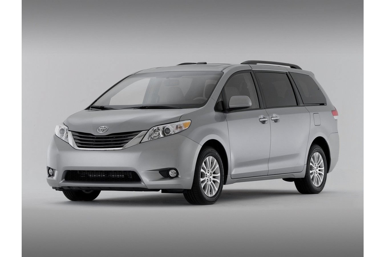 Used 2013 Toyota Sienna XLE FWD image 2