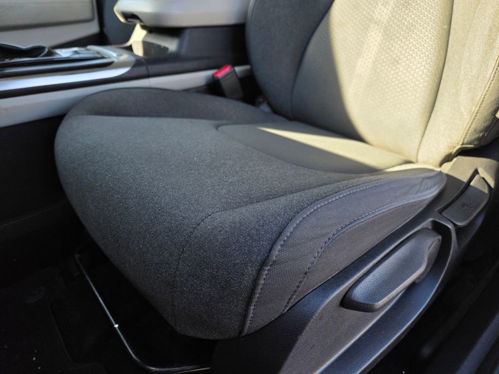 Used 2022 Kia Carnival LX image 23