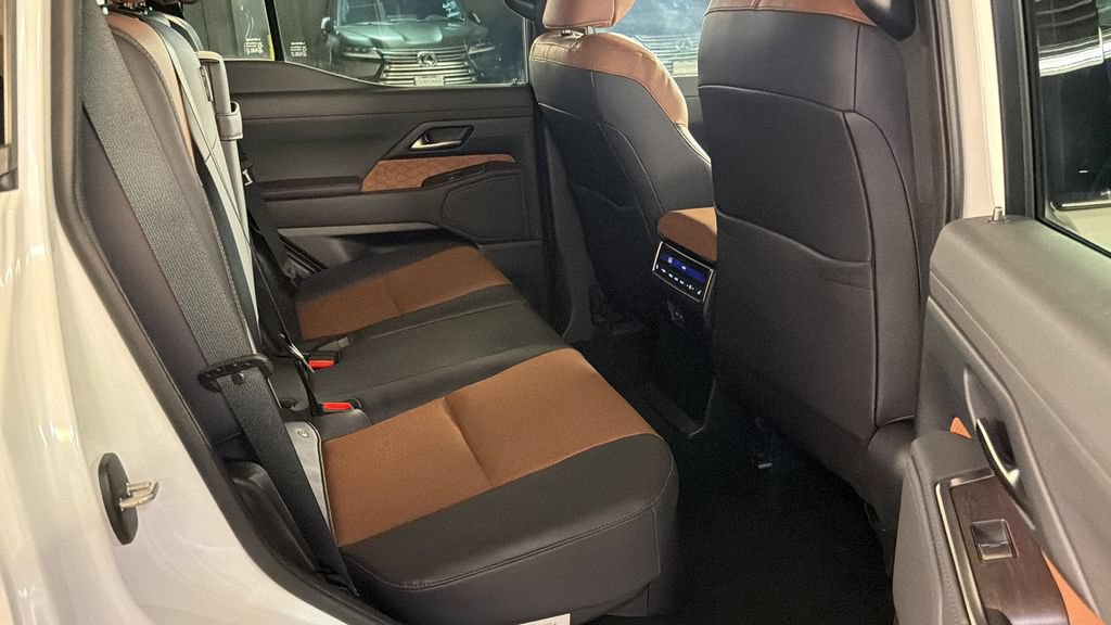 Used 2024 Lexus GX 550 w/ Accessory Package (Z1) AWD/4WD image 13