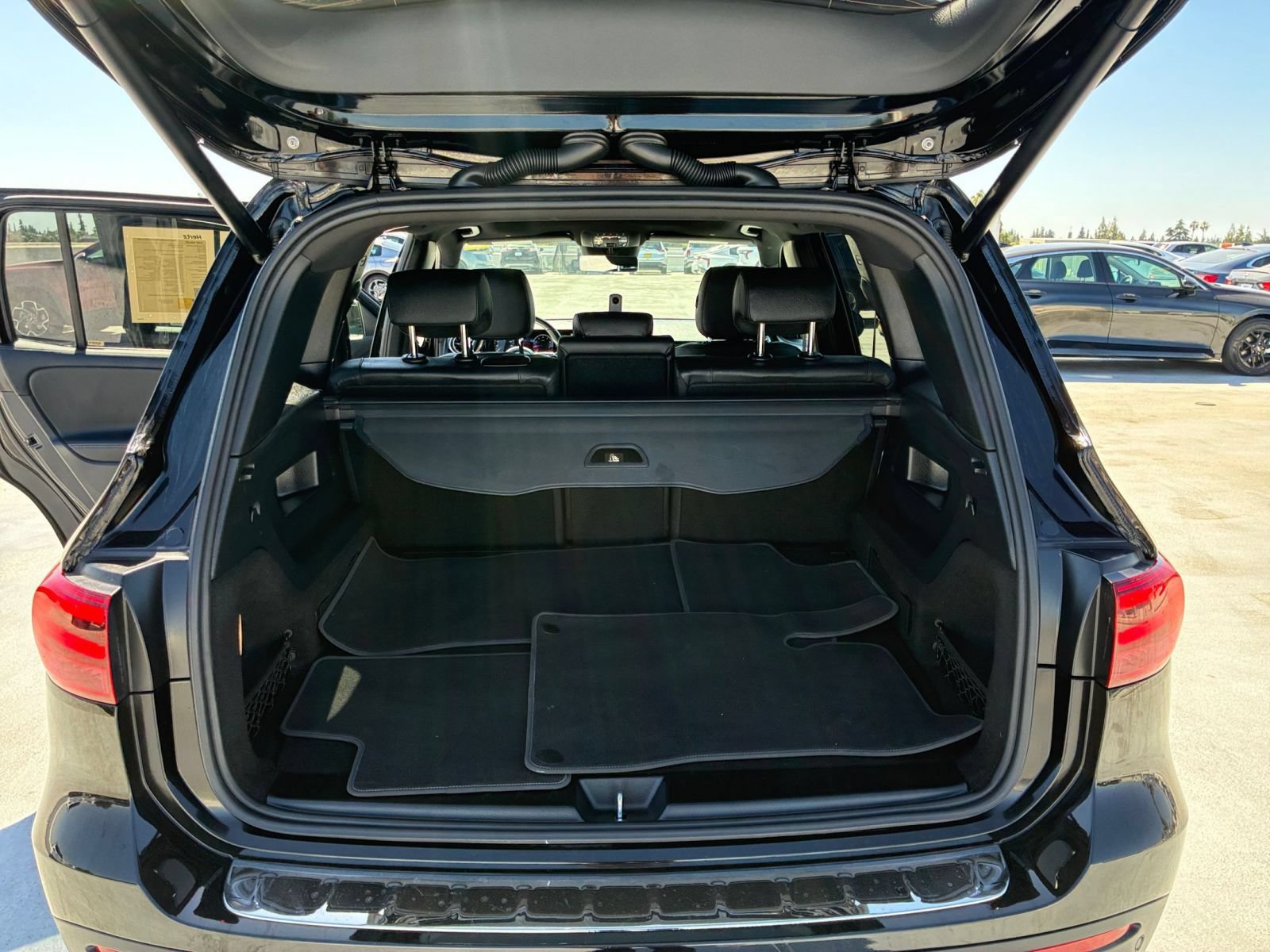 Used 2025 Mercedes-Benz GLB 250 4MATIC image 33