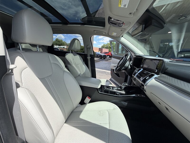 Used 2023 Kia Sorento SX FWD image 16