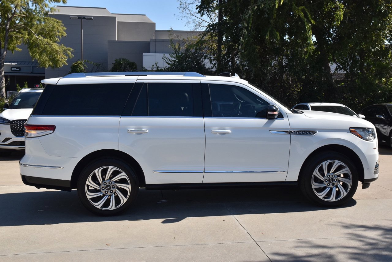 Used 2023 Lincoln Navigator 2WD image 6
