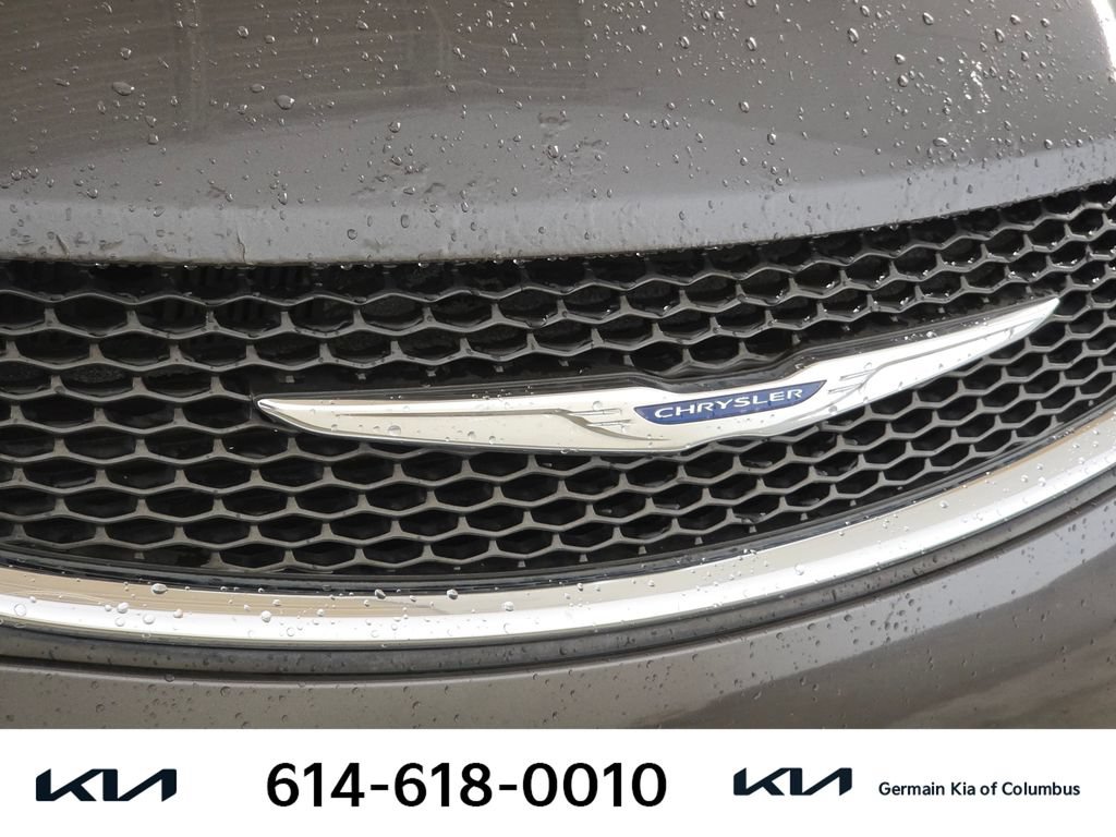 Used 2017 Chrysler Pacifica Limited w/ UConnect Theater Package FWD image 13