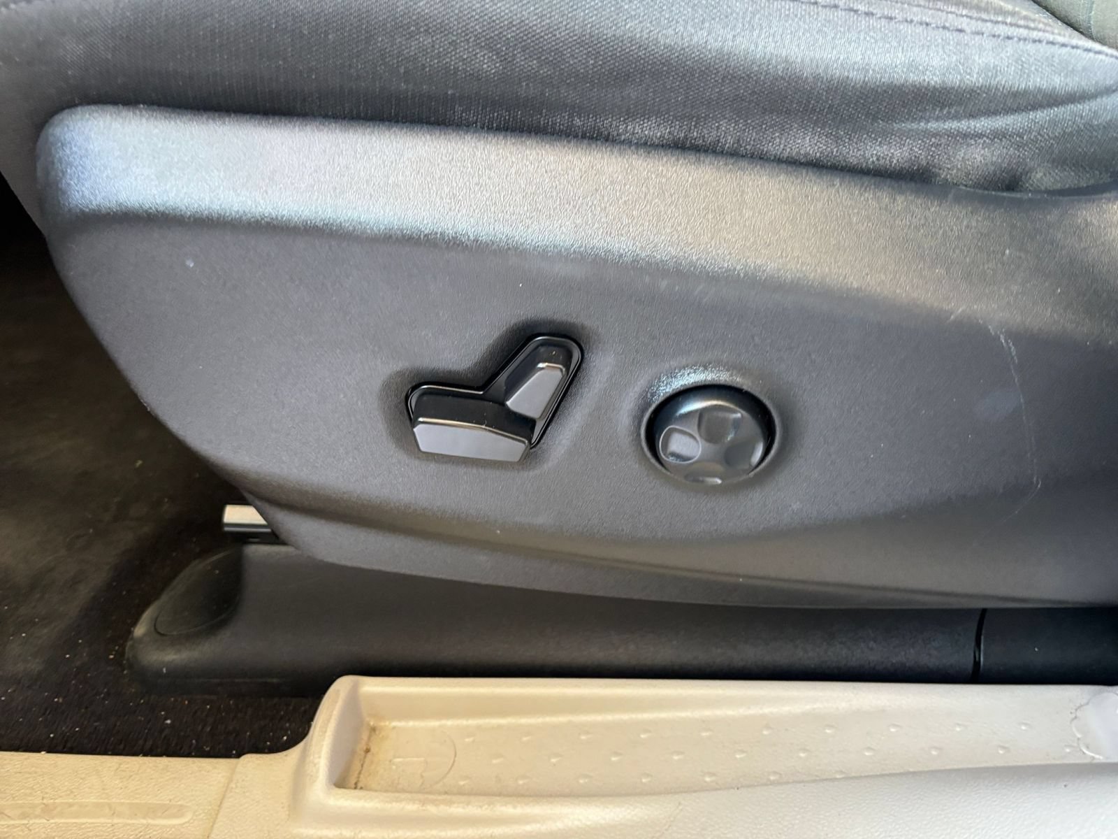Used 2023 Chrysler Voyager LX FWD image 21