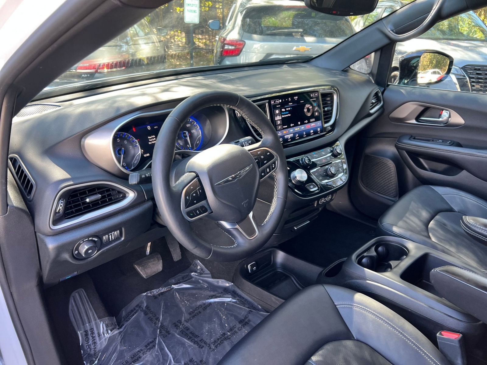 Used 2025 Chrysler Pacifica Select image 37