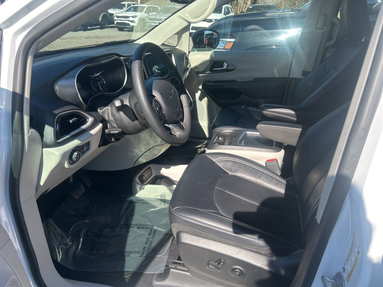 Used 2024 Chrysler Pacifica Touring-L image 13