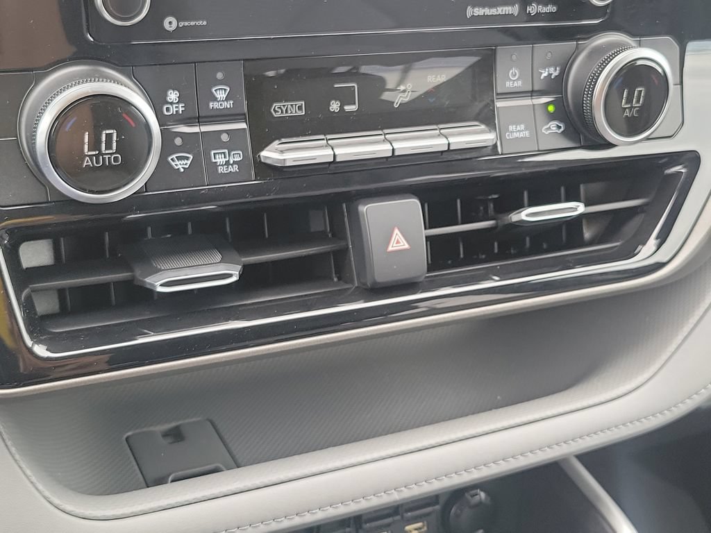 Used 2020 Toyota Highlander LE AWD/4WD image 28