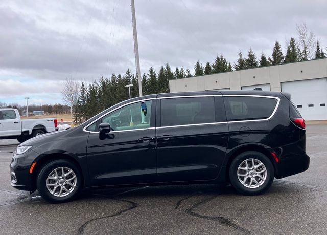 Used 2024 Chrysler Pacifica Touring-L image 21