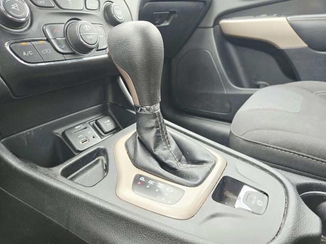Used 2017 Jeep Cherokee Latitude w/ Comfort/Convenience Group FWD image 21