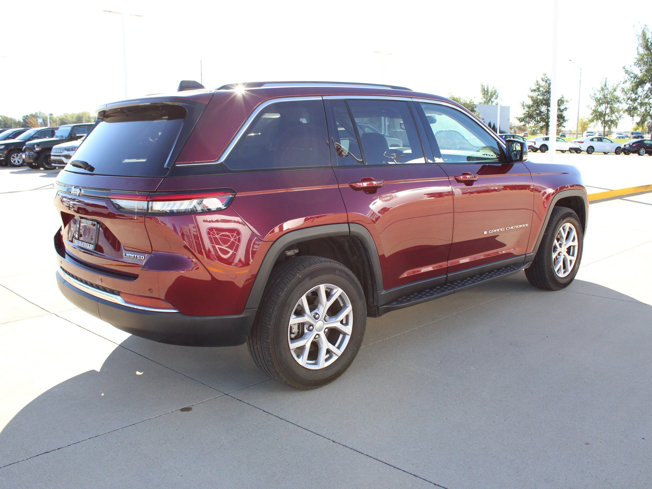 Used 2022 Jeep Grand Cherokee Limited AWD/4WD image 5