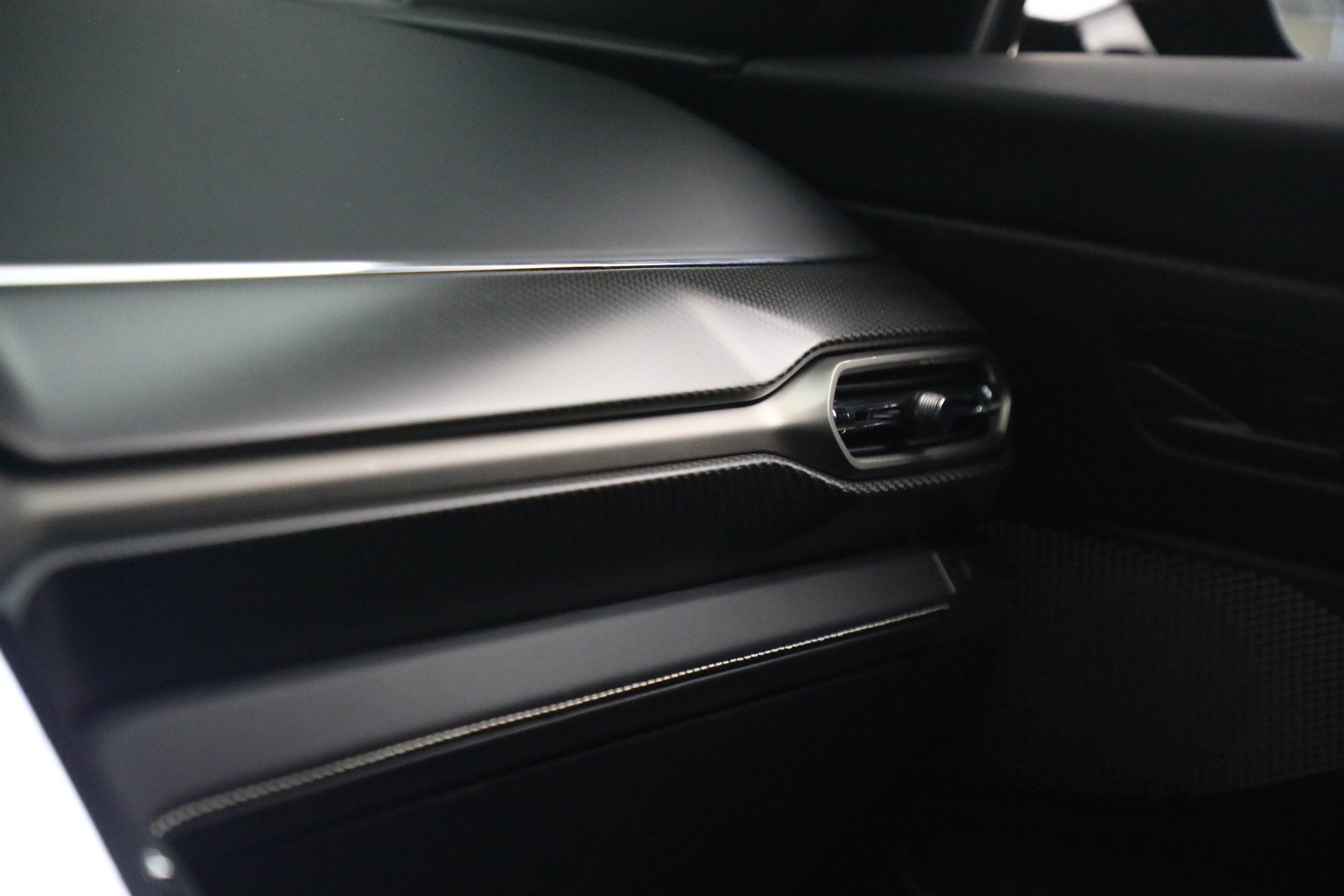 Used 2025 Aston Martin Vanquish RWD image 24