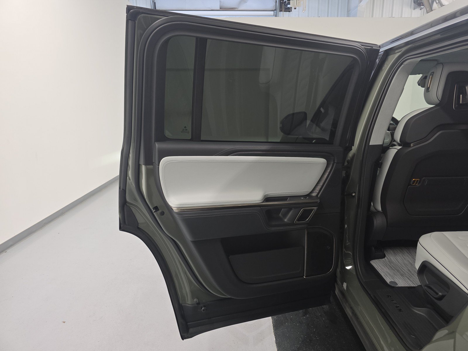 Used 2023 Rivian R1S Launch Edition AWD/4WD image 17