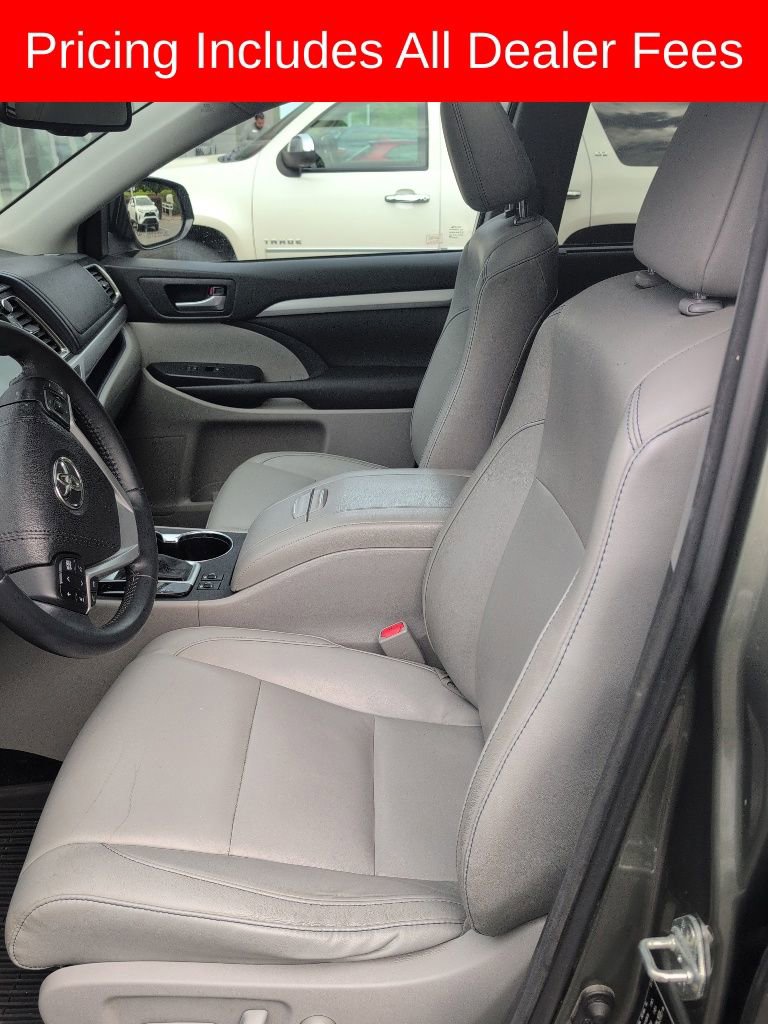 Used 2016 Toyota Highlander XLE AWD/4WD image 2