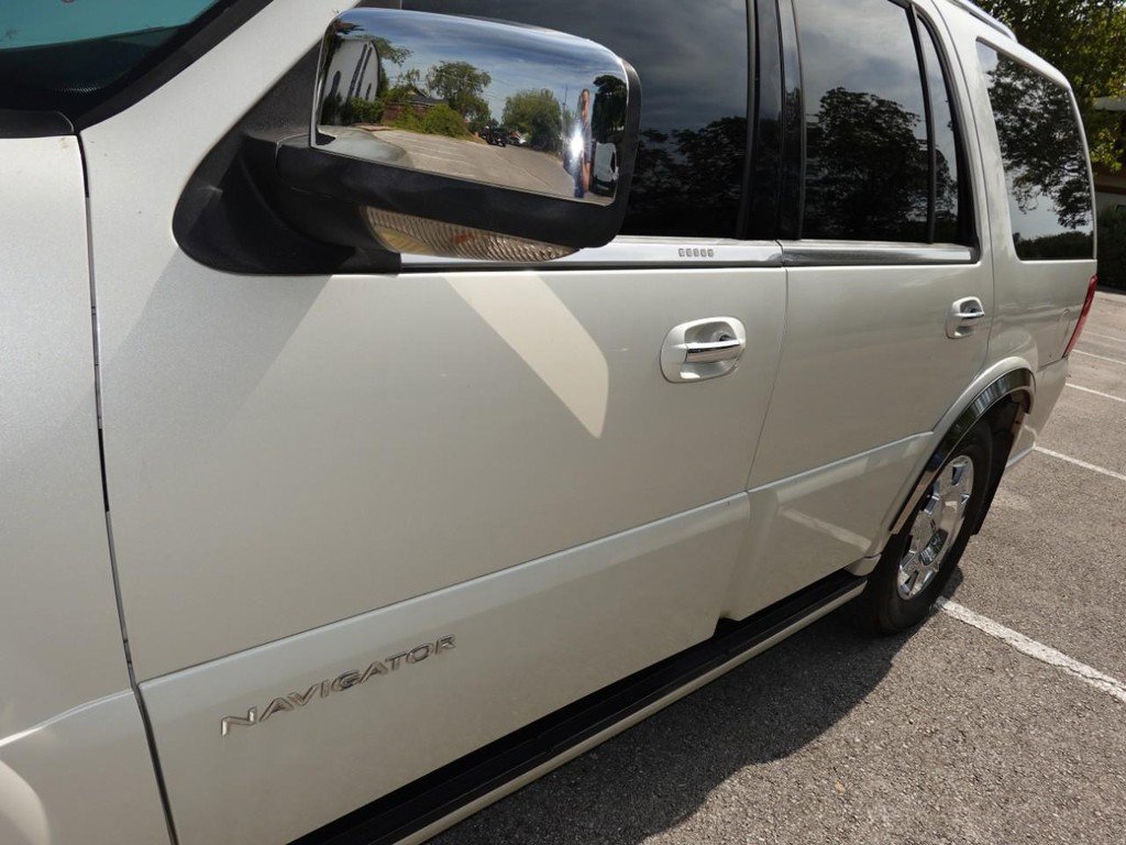 Used 2005 Lincoln Navigator Luxury image 10
