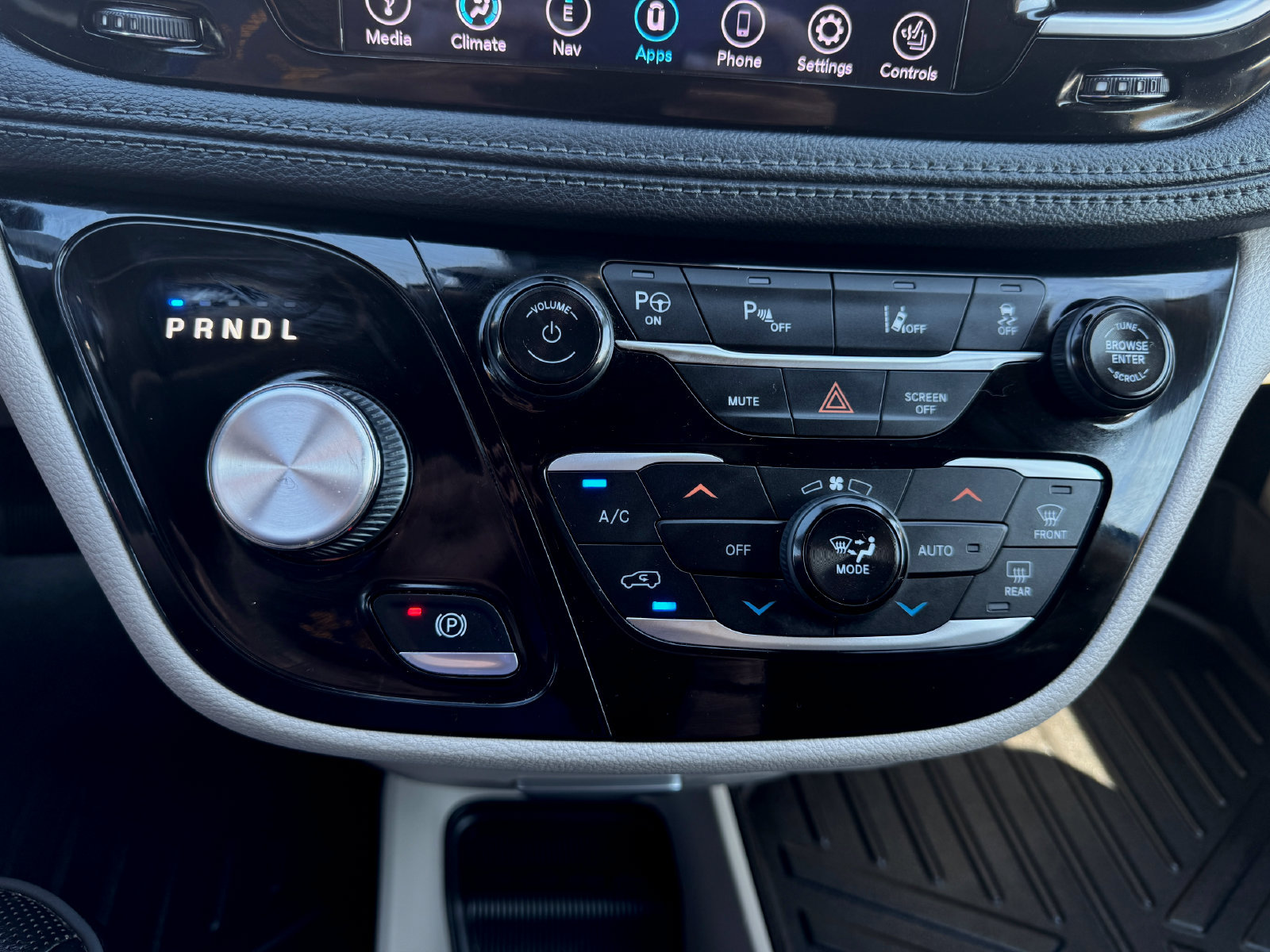 Used 2019 Chrysler Pacifica Limited w/ Advanced Safetytec Group FWD image 29