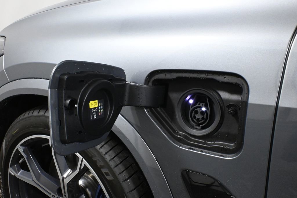 Used 2026 BMW X5 xDrive50e w/ M Sport Package image 15