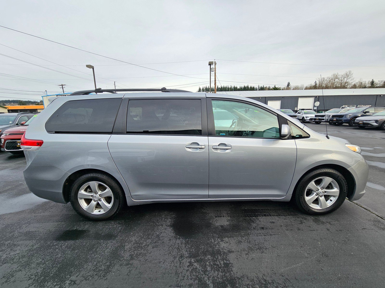 Used 2014 Toyota Sienna LE image 2