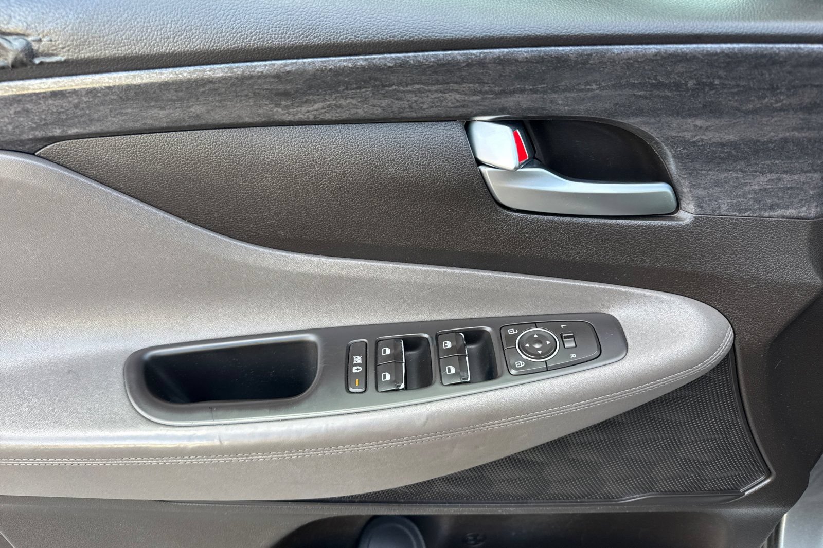 Used 2019 Hyundai Santa Fe SE AWD/4WD image 9