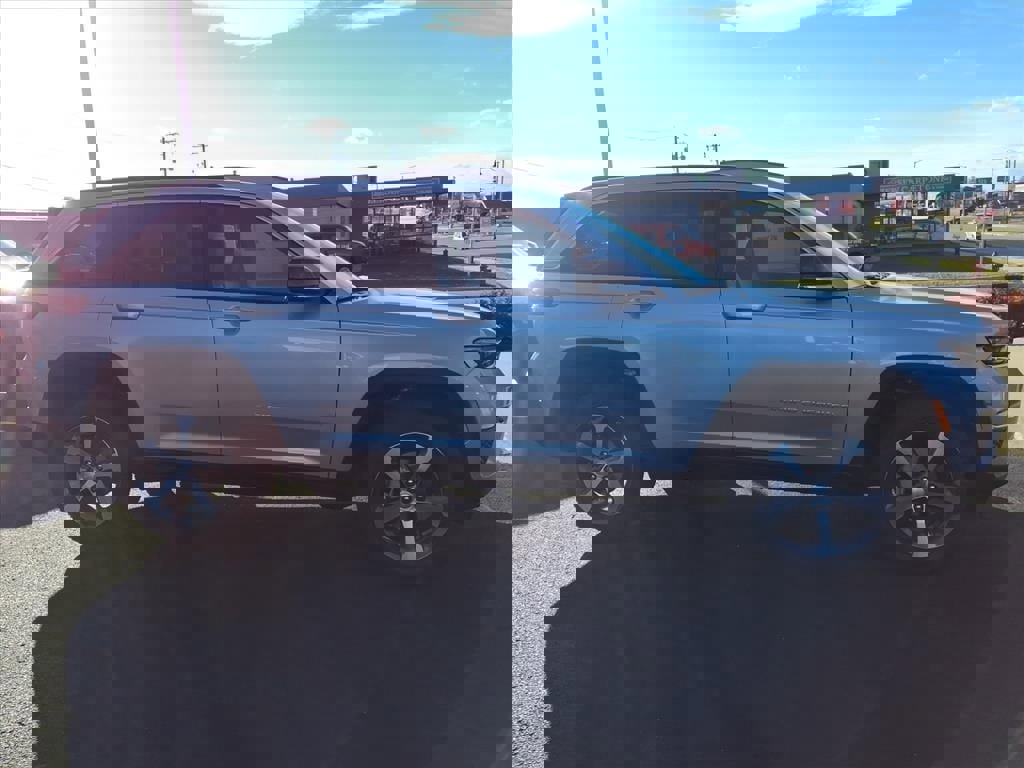 New 2025 Jeep Grand Cherokee Limited w/ Trailer Tow Package image 2