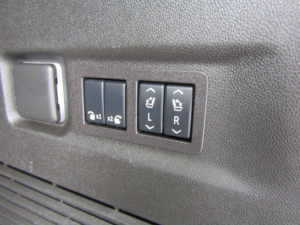 Used 2025 GMC Yukon XL AT4 w/ AT4 Premium Package AWD/4WD image 23