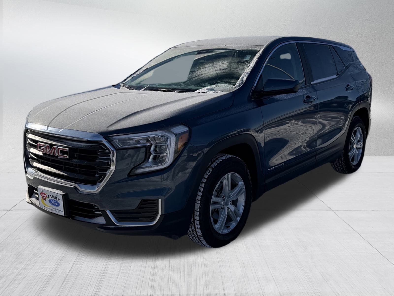Used 2024 GMC Terrain SLE image 3