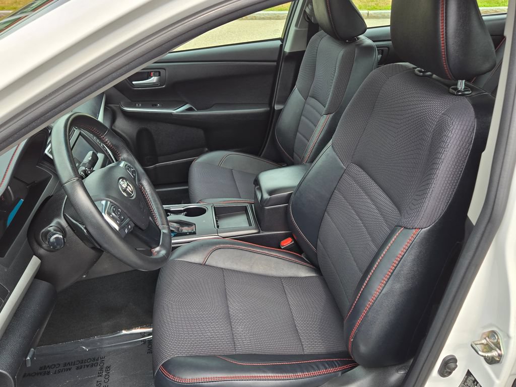 Used 2016 Toyota Camry SE w/ Moonroof Package FWD image 10