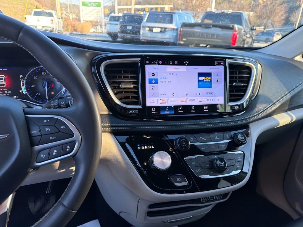 Used 2023 Chrysler Pacifica Touring-L image 20