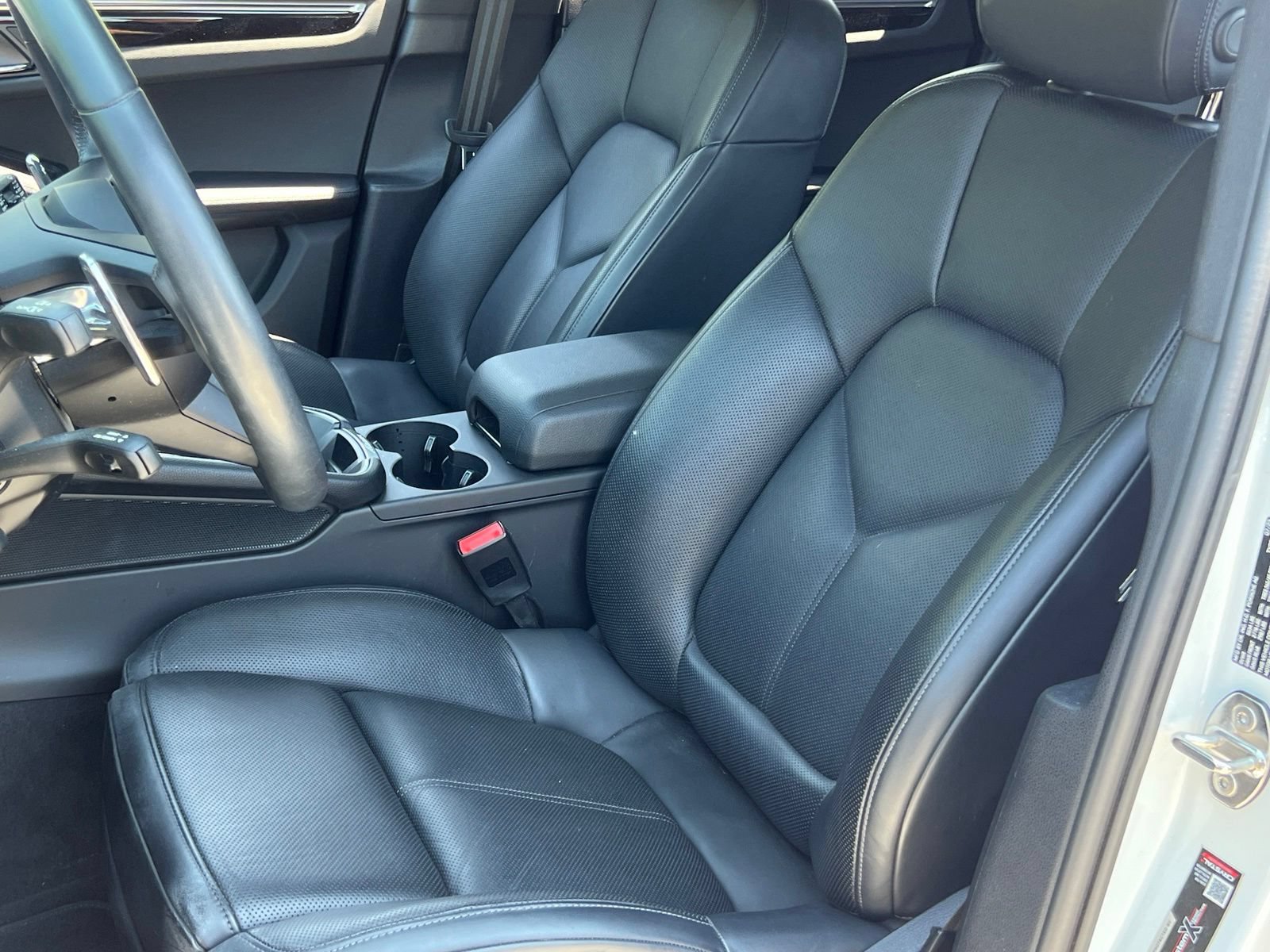 Certified 2024 Porsche Macan AWD/4WD image 5
