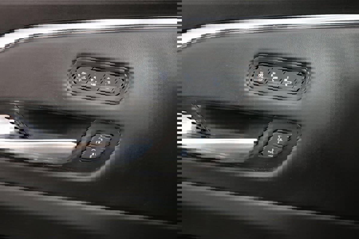 Used 2022 Cadillac Escalade ESV Sport Platinum w/ Heavy-Duty Trailer Package image 9