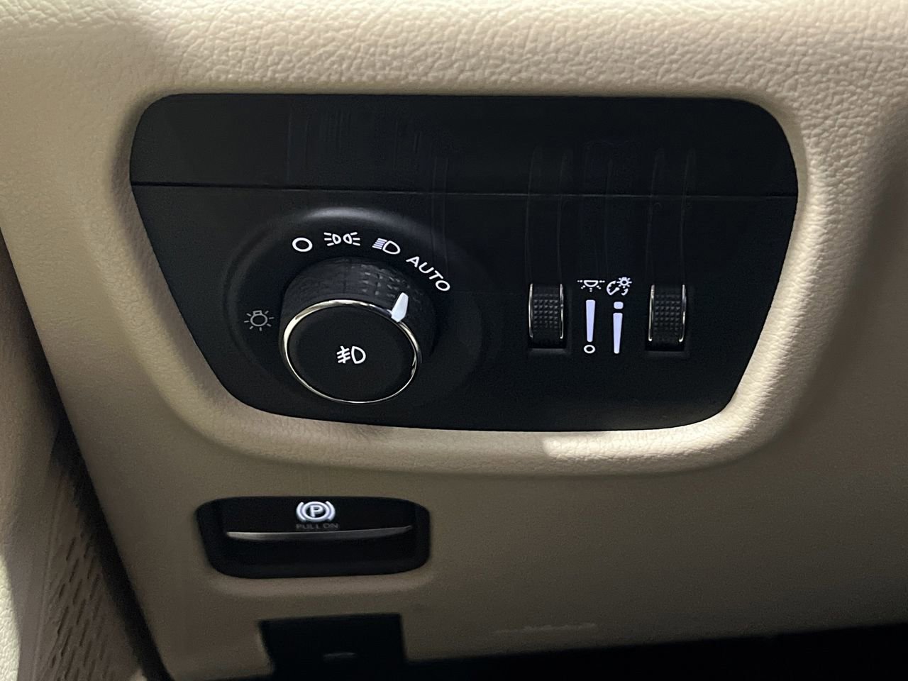 New 2025 Jeep Grand Cherokee Limited w/ Luxury Tech Group II image 15