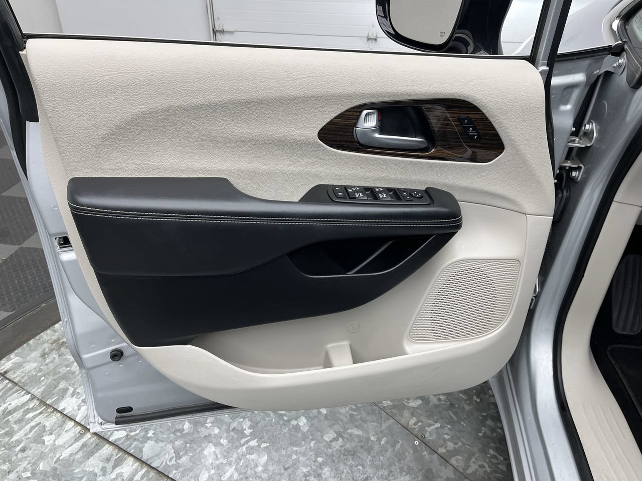 Used 2024 Chrysler Pacifica Limited FWD image 9