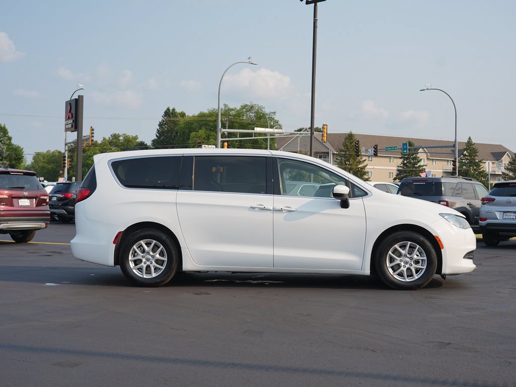 Used 2022 Chrysler Voyager LX FWD image 2