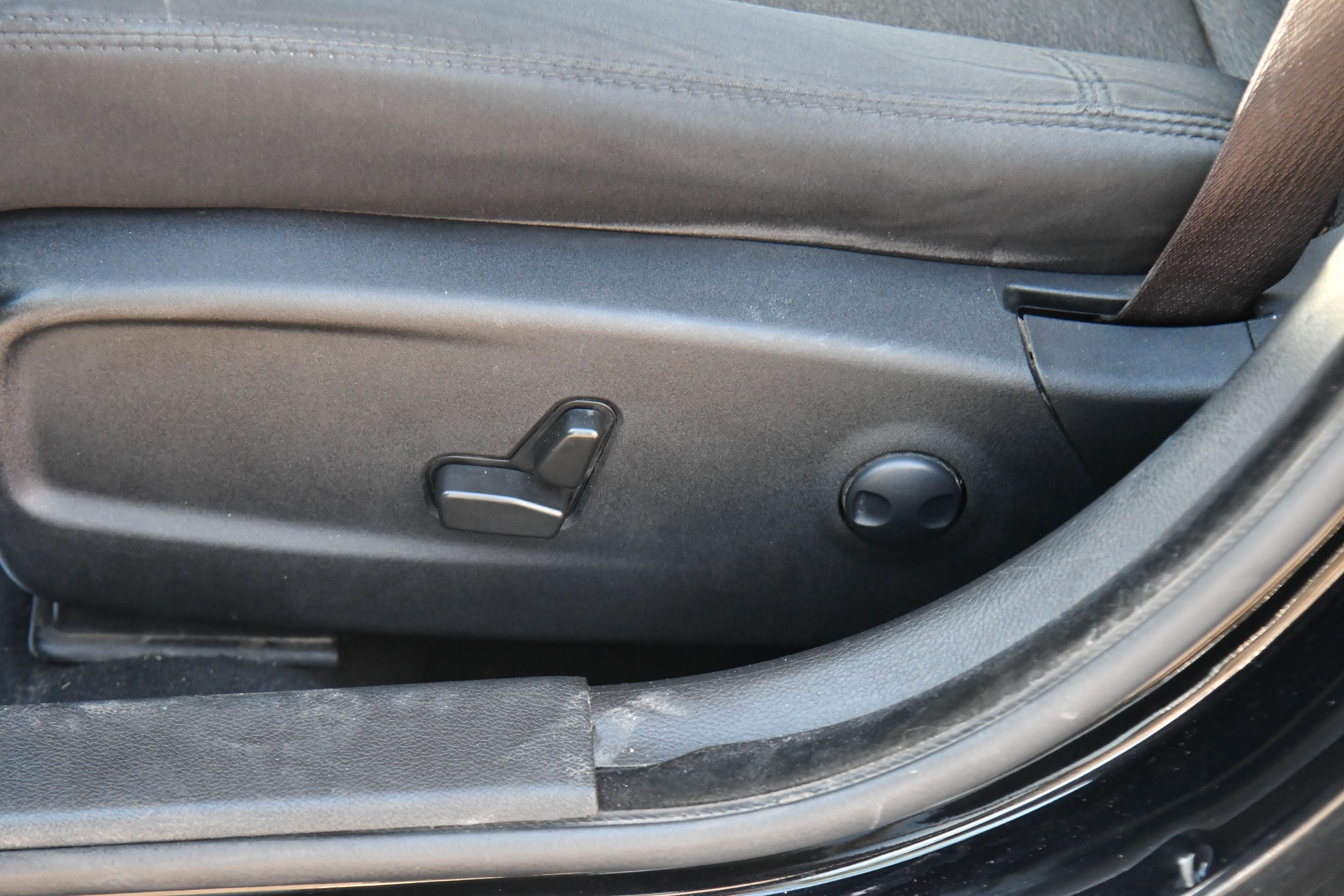 Used 2022 Chrysler 300 Touring w/ Sport Appearance Package image 16