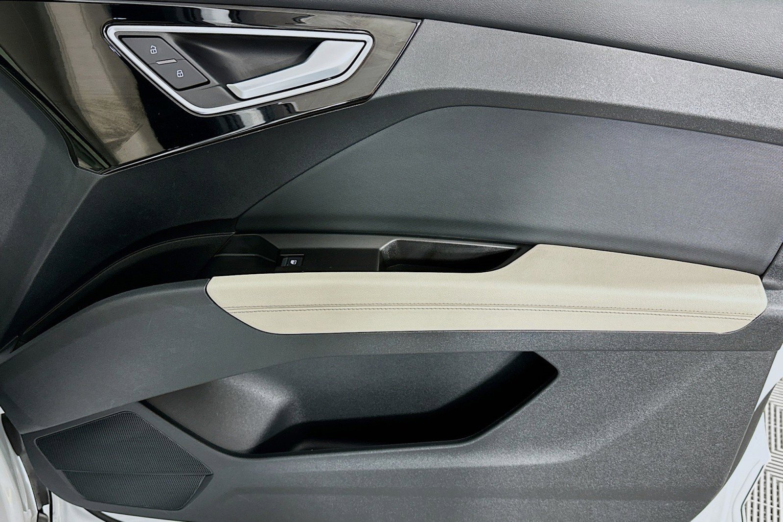 Used 2023 Audi Q4 e-tron Premium w/ Convenience Package image 23