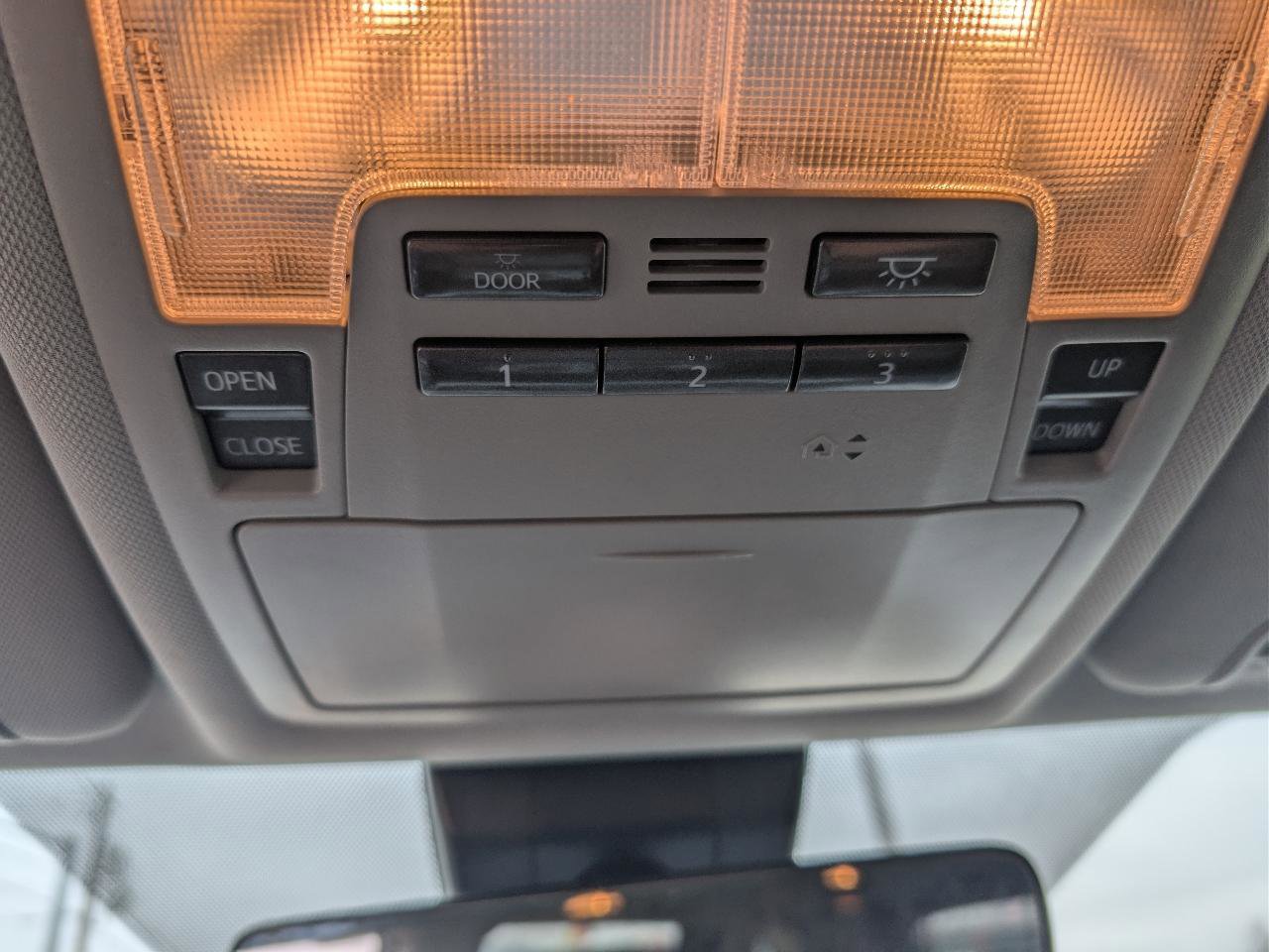 Used 2019 Toyota Highlander XLE AWD/4WD image 23