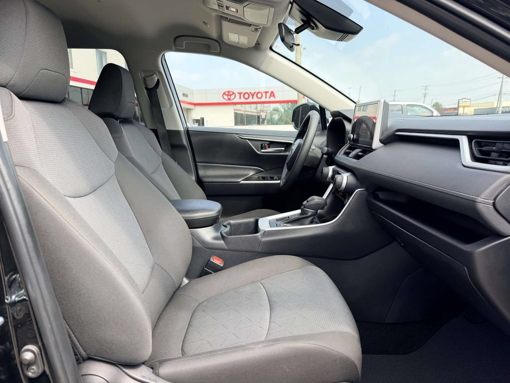 Used 2025 Toyota RAV4 XLE AWD/4WD image 13