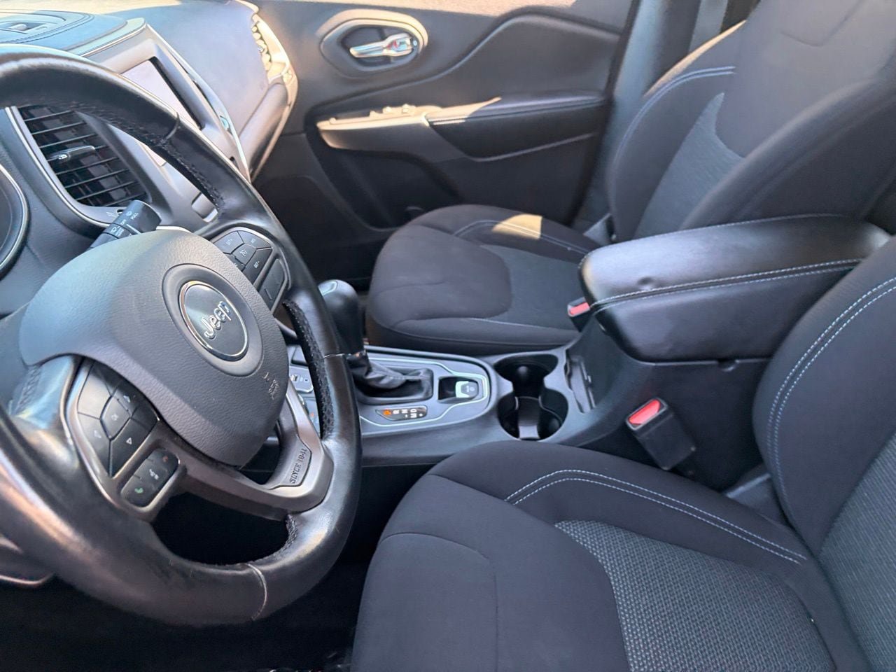 Used 2020 Jeep Cherokee Latitude w/ Cold Weather Group AWD/4WD image 18