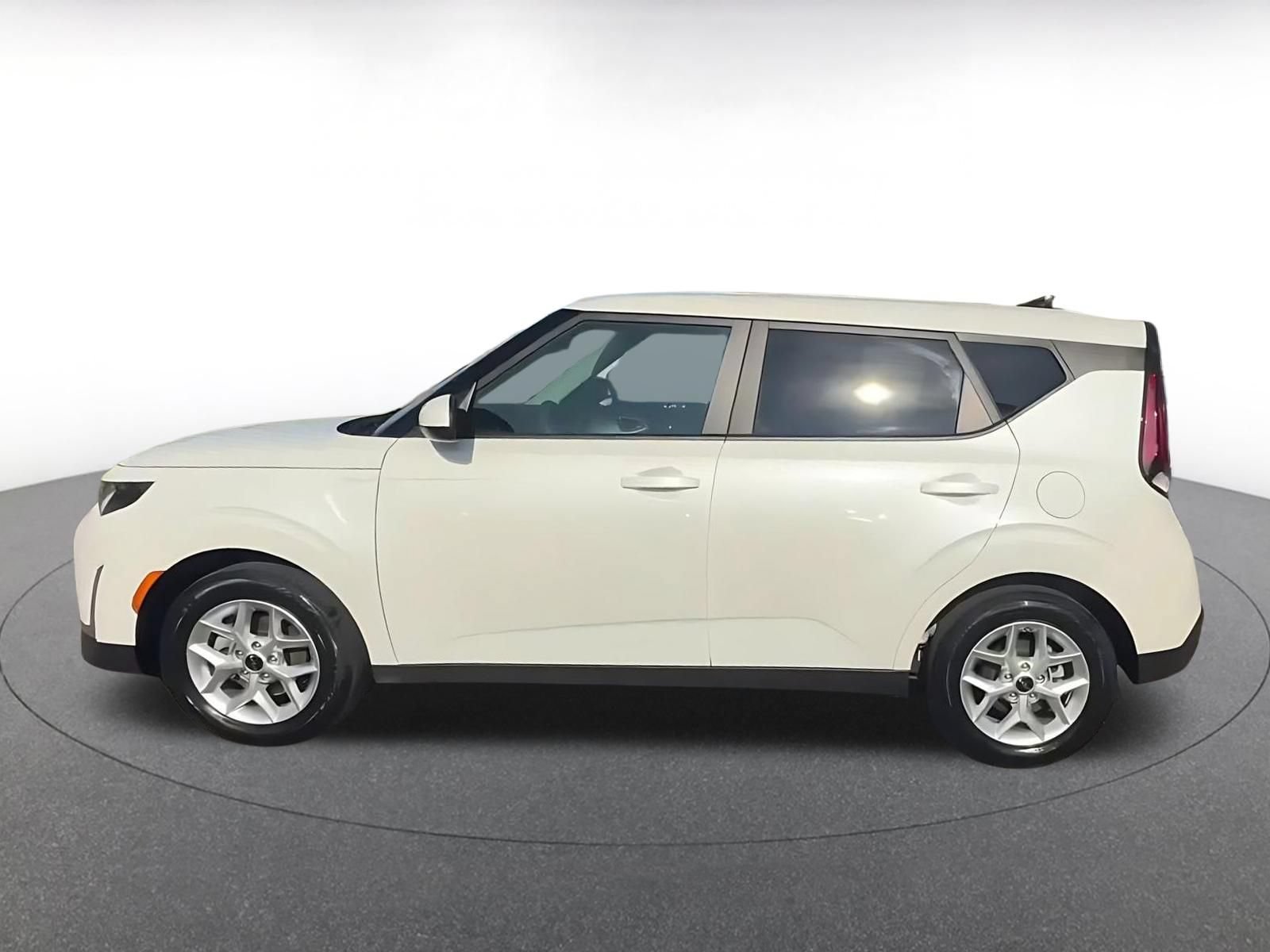 Used 2025 Kia Soul LX w/ LX Technology Package FWD image 9
