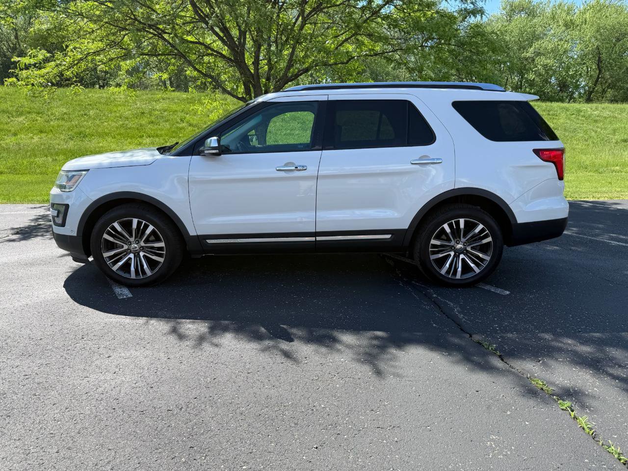 Used 2016 Ford Explorer Platinum image 18