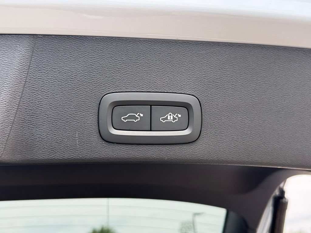 Certified 2026 Volvo XC40 B5 Plus AWD/4WD image 6