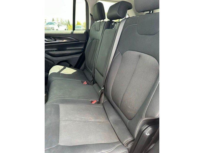 Used 2023 Jeep Grand Cherokee Laredo AWD/4WD image 15