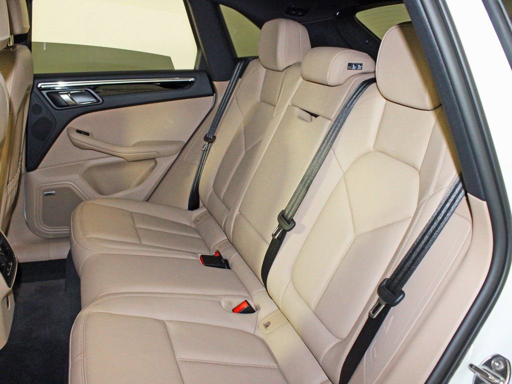 Certified 2025 Porsche Macan image 32