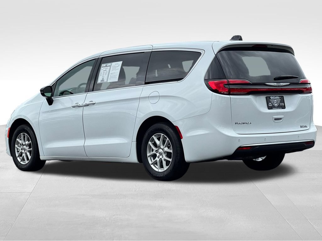 Used 2025 Chrysler Pacifica Select FWD image 5