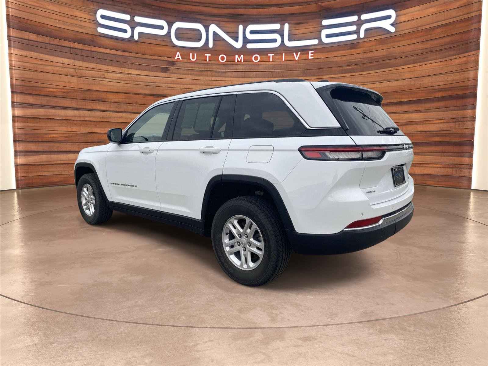 Used 2022 Jeep Grand Cherokee Laredo w/ Luxury Tech Group I image 3
