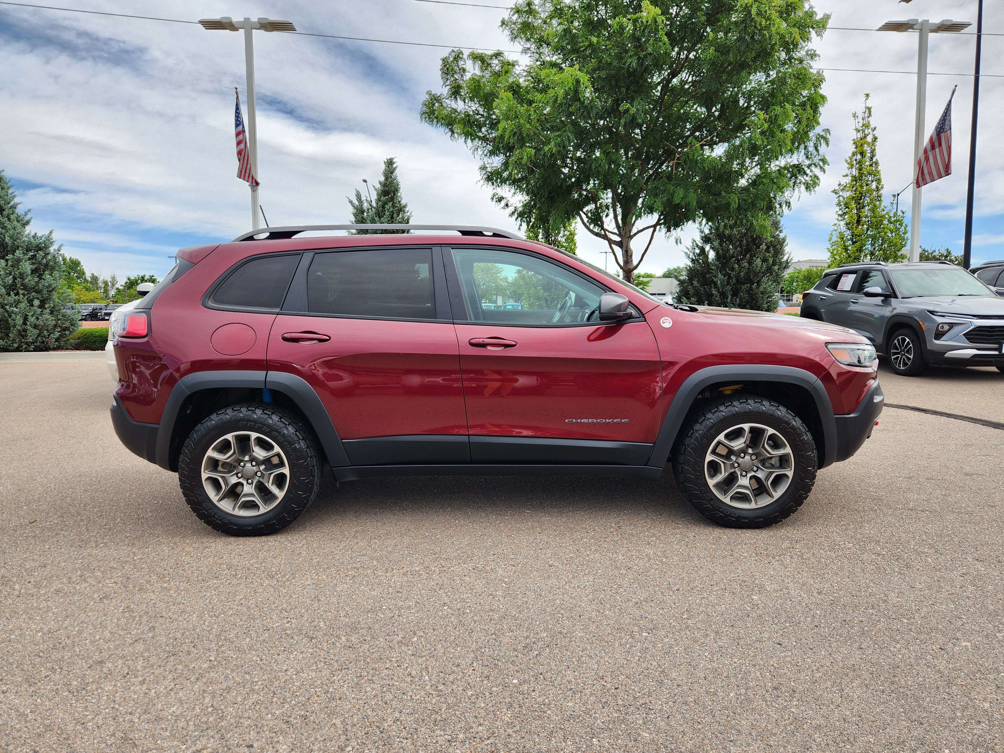 Used 2020 Jeep Cherokee Trailhawk w/ Cold Weather Group AWD/4WD image 2
