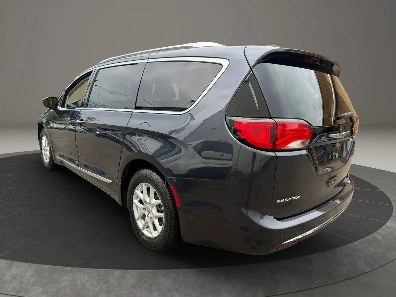 Used 2020 Chrysler Pacifica Touring-L FWD image 7