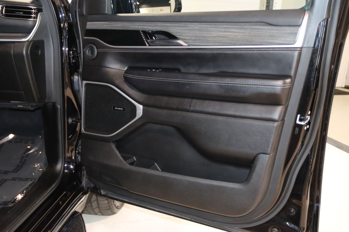 Used 2023 Jeep Wagoneer L Series II w/ Premium Group I AWD/4WD image 57