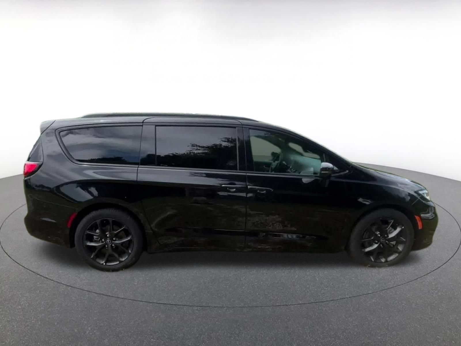 Used 2025 Chrysler Pacifica Limited FWD image 15